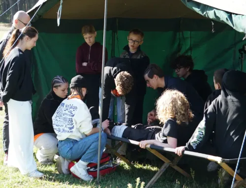 Młodzież z województwa łódzkiego szkoli się w uruchamianiu doraźnego punktu medycznego